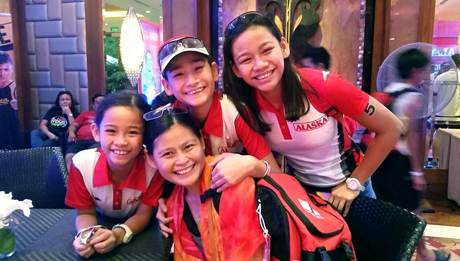 At the carbo-loading dinner the night before the big race, the Borlains, (L-R) Chezka Tara, and Sam posed with their mom Caroline (seated) posed for a family pic